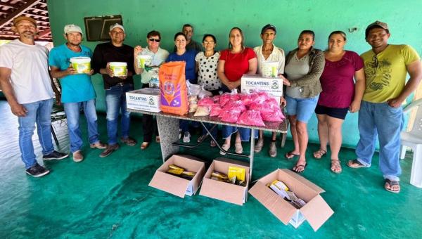 Prefeitura entrega sementes do "Mesa Farta" a famílias do PA Mata Azul