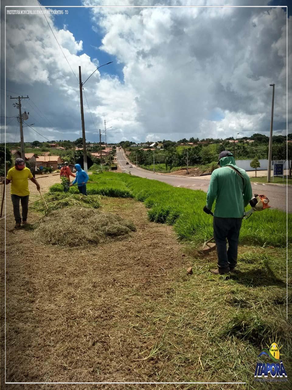 PREFEITURA REALIZA PODA DE GRAMA