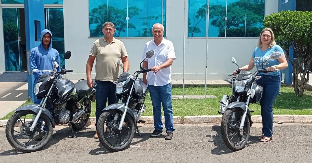 ENTREGA DE 03 MOTOCICLETAS PARA AS SECRETARIAS