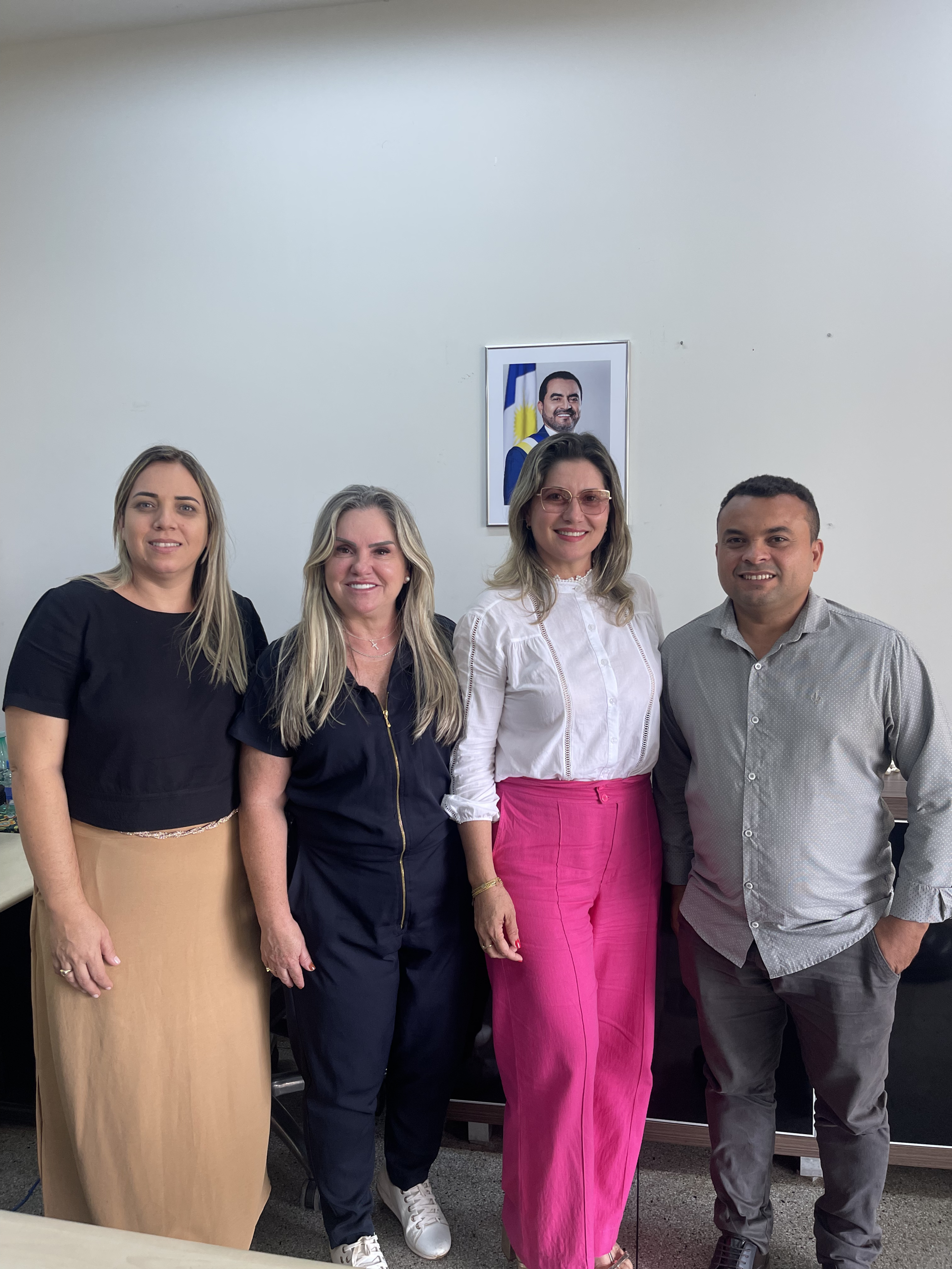 Prefeita, Vice-prefeita e Secretário Municipal de Assistência Social cumprem agenda de reuniões na capital.