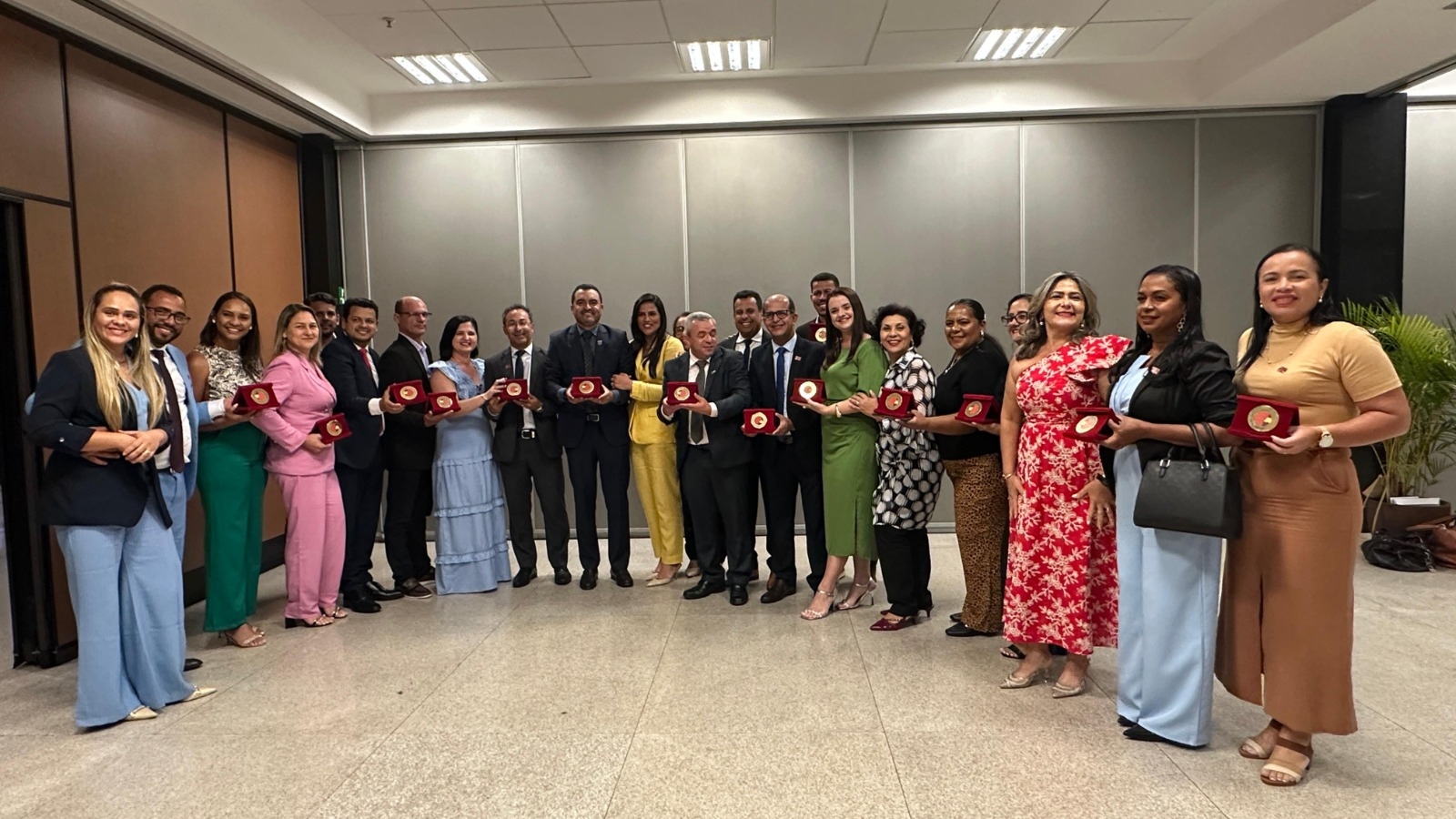 Secretária Municipal de Educação Recebe Selo Nacional Compromisso com a Alfabetização MEC 2024 em Brasilia.