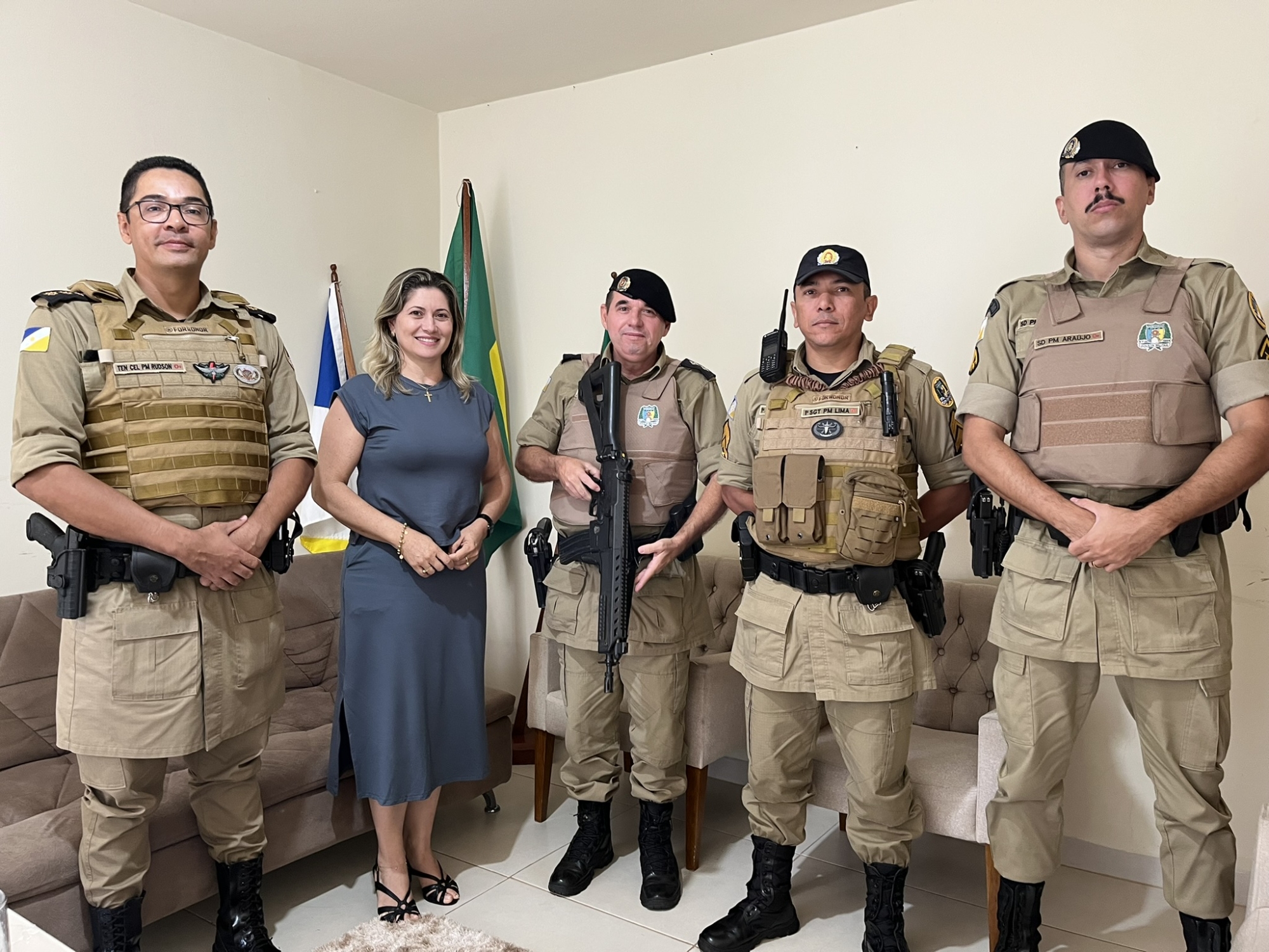 Prefeita Kéia Caponi recebe comitiva do 7º Batalhão da Polícia Militar em reunião institucional