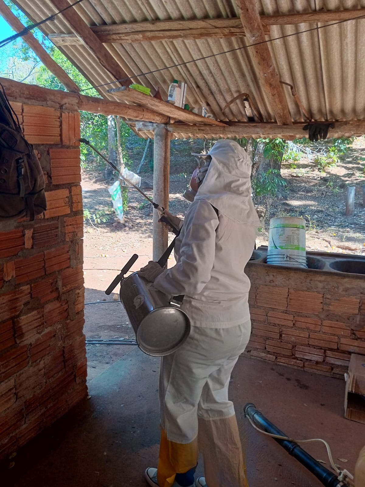 Itaporã Intensifica Combate à Doença de Chagas com Borrifação Contra o Barbeiro Itaporã Intensifica Combate à Doença de Chagas com Borrifação Contra o Barbeiro