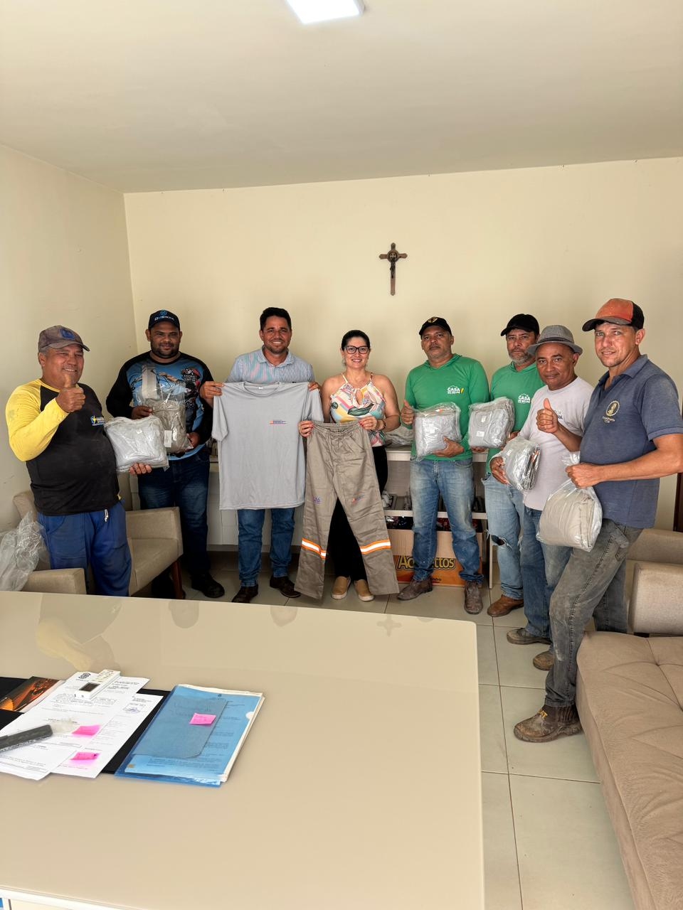Prefeitura de Itaporã Valoriza Servidores com Entrega de Novos Uniformes Prefeitura de Itaporã Valoriza Servidores com Entrega de Novos Uniformes
