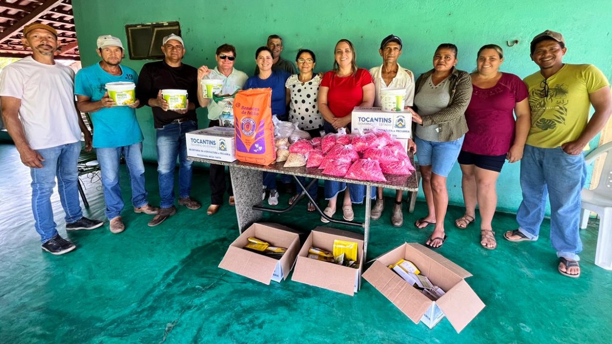 Prefeitura entrega sementes do "Mesa Farta" a famílias do PA Mata Azul